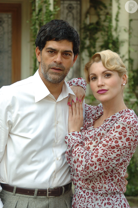 Cristina (Flavia Alessandra) e Rafael (Eduardo Moscovis) foram namorados no passado em Alma Gêmea.