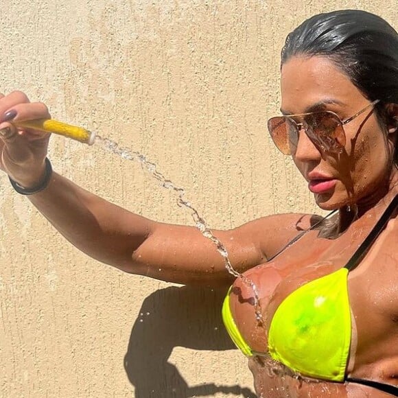 Gracyanne Barbosa, agora solteira, surpreendeu muita gente ao aparecer completamente nua no Instagram