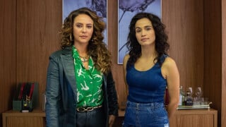 'Romance veio a calhar': Paolla Oliveira valoriza química com Nanda Costa por cena de beijo e sexo em 'Justiça 2'