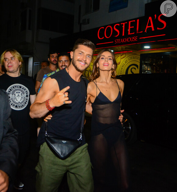Camila Queiroz, ao lado do marido Klebber Toledo, destacou seu corpo em um look todo transparente para o show de Madonna
