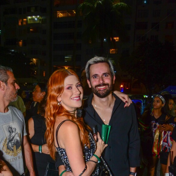 Dani Calabresa apostou em um look preto com pedrarias brilhantes para curtir Madonna