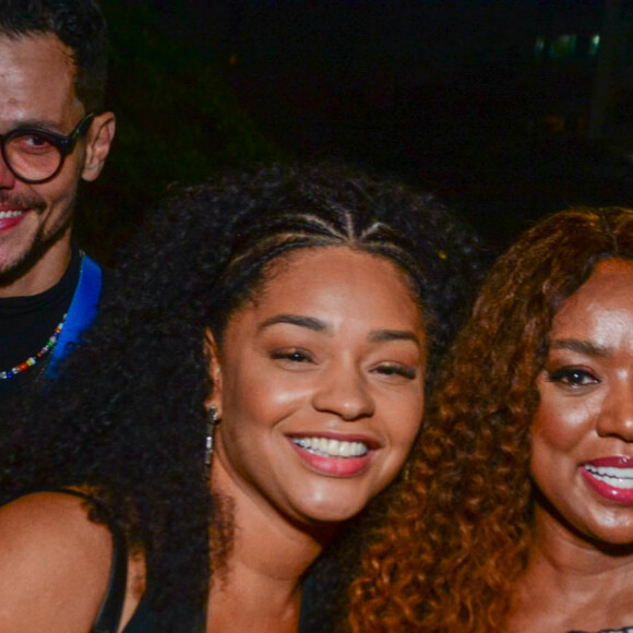 Juliana Alves apostou em look all black e Cris Vianna em um vestido com estampa da orla de Copacabana