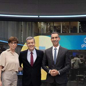 Cesar Tralli em foto com Roberto Kovalick e Renata Lo Prete. Jornalistas apresentam os telejornais da Globo gerados de São Paulo