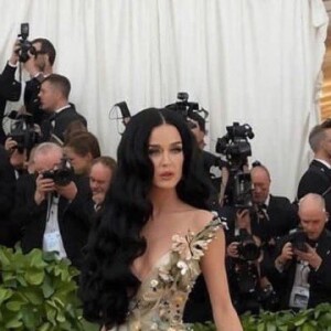 Katy Perry usa vestido florido no MET Gala 2024, em imagem modificada artificialmente