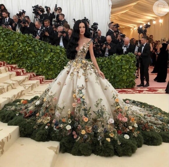 Katy Perry usa vestido florido no MET Gala 2024, em imagem modificada artificialmente