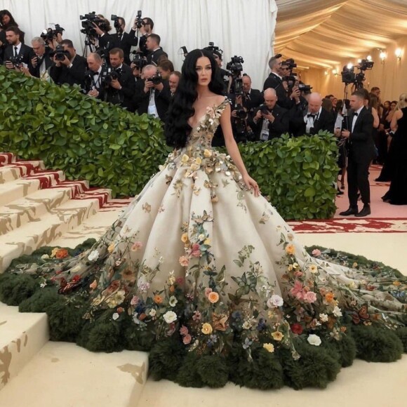 Katy Perry usa vestido florido no MET Gala 2024, em imagem modificada artificialmente