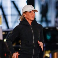 'Quebrei meu corpo': como Jennifer Aniston, hoje com 55 anos, acumulou graves lesões com obsessão por academia