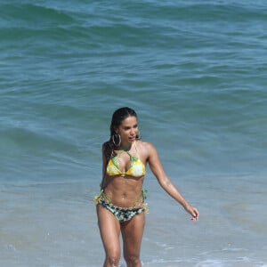 Anitta valorizou seu corpão no modelo fio-dental e posou para cliques sensuais na praia
