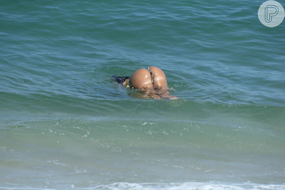 Em outra foto, Anitta foi clicada com o bumbum para cima enquanto dava um mergulho