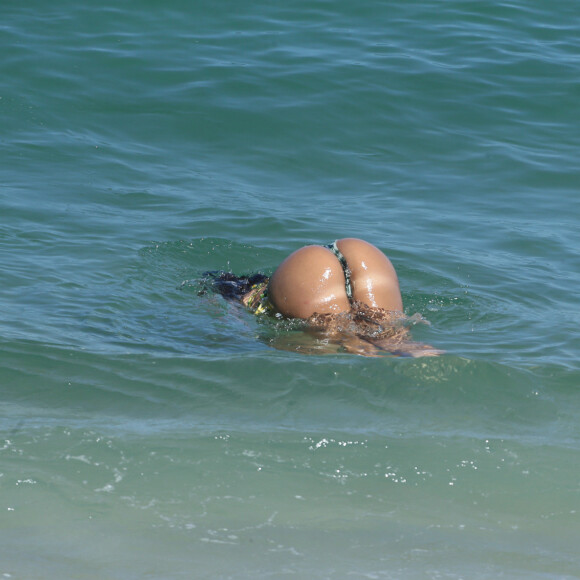 Em outra foto, Anitta foi clicada com o bumbum para cima enquanto dava um mergulho