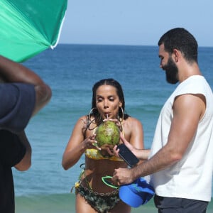 Anitta posou para uma sessão de fotos na praia, e nas redes sociais fãs dizem se tratar de um novo clipe