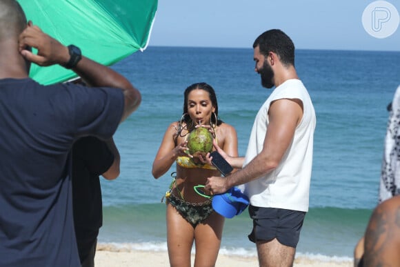 Anitta posou para uma sessão de fotos na praia, e nas redes sociais fãs dizem se tratar de um novo clipe
