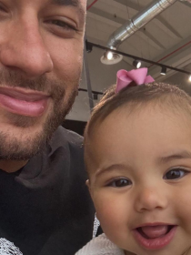 Neymar exibe fotos fofas com a filha, Mavie; semelhança chama atenção e detalhe surpreende: 'Igual ao seu'