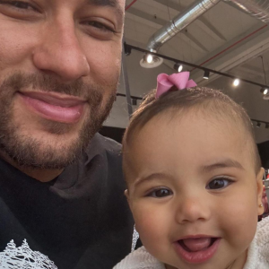 Neymar exibe fotos fofas com a filha, Mavie; semelhança chama atenção e detalhe surpreende: 'Igual ao seu'