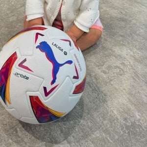 Filha de Neymar aparece brincando com uma bola em foto publicada pelo jogador