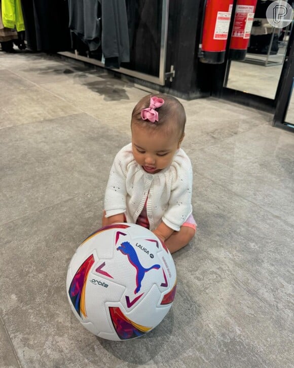 Filha de Neymar aparece brincando com uma bola em foto publicada pelo jogador