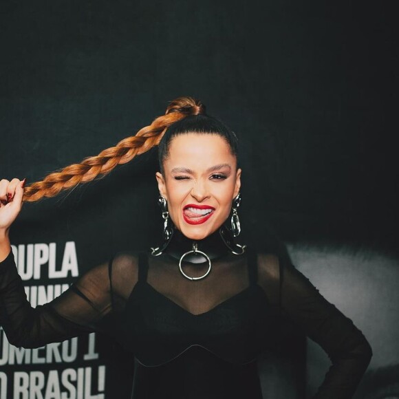 Maiara elegeu um look all black para cantar