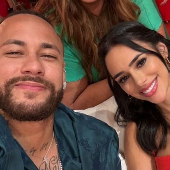 Neymar e Bruna Biancardi juntos? Casal é flagrado em momento íntimo durante jogo de futebol e enlouquece fãs nas redes sociais