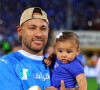 No estádio, Neymar posou para fotos com Mavie, sua filha com Bruna Biancardi de 7 meses