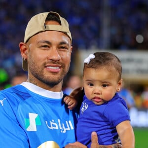 No estádio, Neymar posou para fotos com Mavie, sua filha com Bruna Biancardi de 7 meses