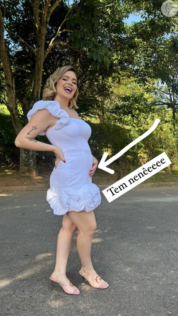 De vestido branco, Viih Tube apostou que estava grávida de uma menina