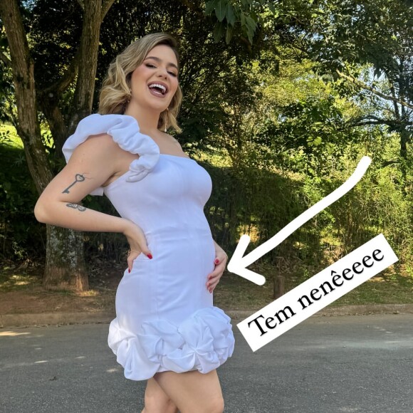 De vestido branco, Viih Tube apostou que estava grávida de uma menina