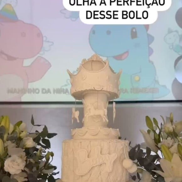 O bolo todo brando decorou o chá revelação de Viih Tube