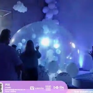 Na hora da revelação, balões azuis indicaram que Viih Tube está grávida de um menino!