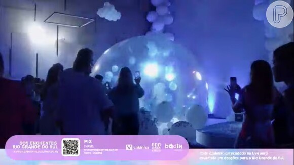 Na hora da revelação, balões azuis indicaram que Viih Tube está grávida de um menino!