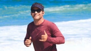 Nem Maurício Mattar, nem Luigi Baricelli: reconhece o galã da Globo da década de 90 flagrado em corrida na praia no Rio?