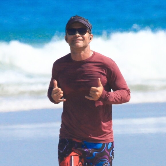 Cláudio Heinrich foi flagrado na praia da Barra da Tijuca nesta segunda-feira (13)
