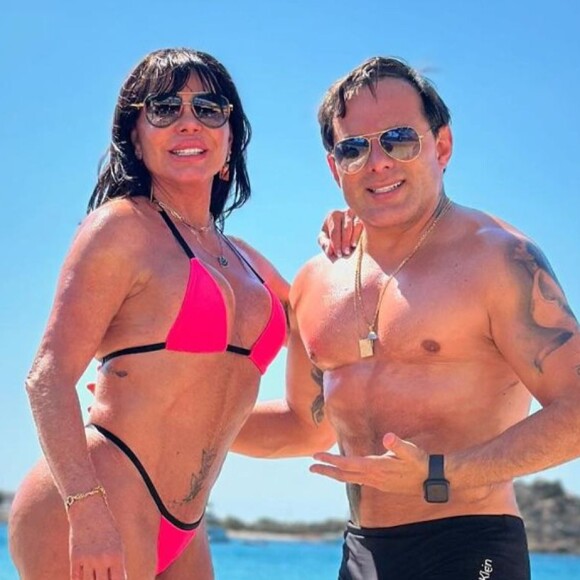 Gretchen exibe corpão em fotos na praia com o marido e detalhe rouba a cena