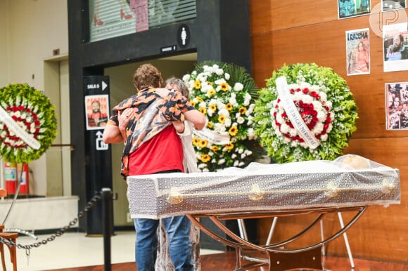 João Velho foi consolado no velório de Paulo César Pereio