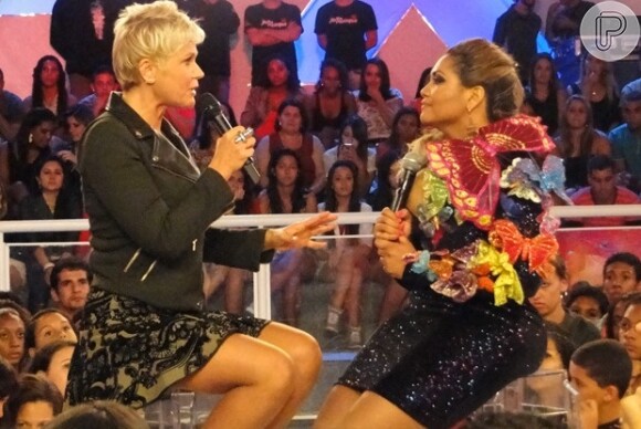 Xuxa diz à Gaby Amarantos que está fazendo a 'dieta do beijo' durante gravação do 'TV Xuxa', em 4 de abril de 2013