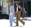 Hailey Bieber e Justin Bieber foram flagrados caminhando pelas ruas de Los Angeles