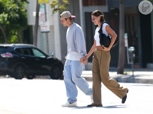 Hailey Bieber e Justin Bieber foram flagrados caminhando pelas ruas de Los Angeles