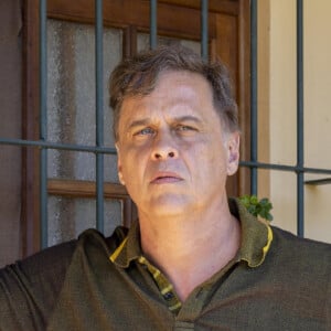 Guilherme Fontes é Humberto, o pai cruel de Buba (Gabriela Medeiros) na novela Renascer