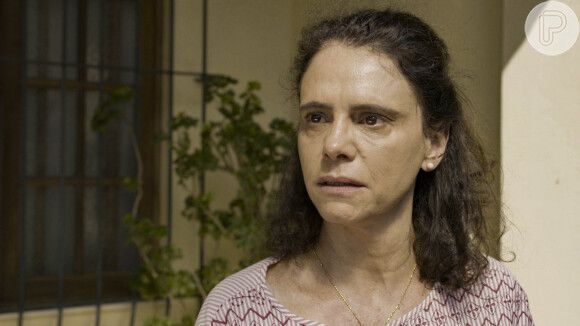Meire (Malu Galli) leva um susto ao ver Buba (Gabriela Medeiros), anos depois na novela Renascer
