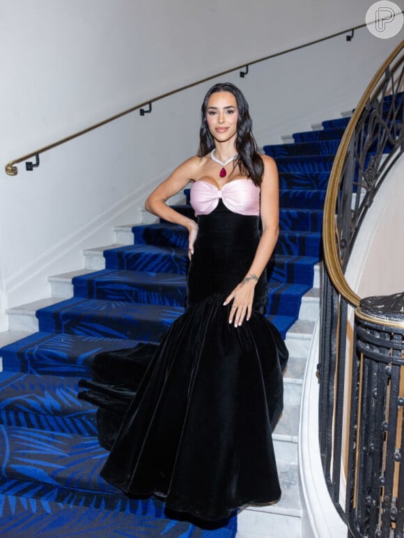 Bruna Biancardi usou vestido preto com decote rosa no Festival de Cannes 2024