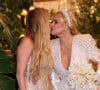 Bárbara Evans e a mãe, Monique Evans, trocaram 'selinho' no casamento dela com DJ Cacá Werneck