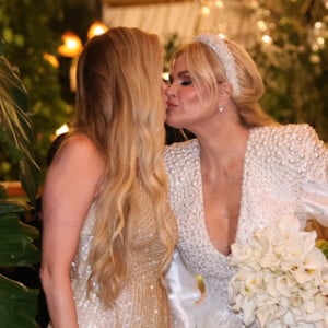 Bárbara Evans e a mãe, Monique Evans, trocaram 'selinho' no casamento dela com DJ Cacá Werneck
