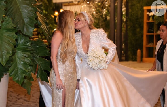 Bárbara Evans e a mãe, Monique Evans, trocaram 'selinho' no casamento dela com DJ Cacá Werneck