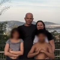 'A gente não escutou nada': amigos e familiares de adolescente que matou pais e irmã dão depoimento importante durante velório