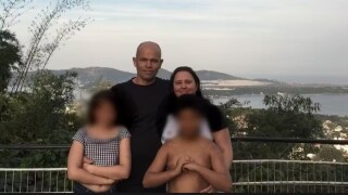 'A gente não escutou nada': amigos e familiares de adolescente que matou pais e irmã dão depoimento importante durante velório