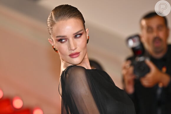 Atriz de 'Mad Max', Rosie Huntington-Whiteley apostou em look preto transparente para o Festival de Cannes