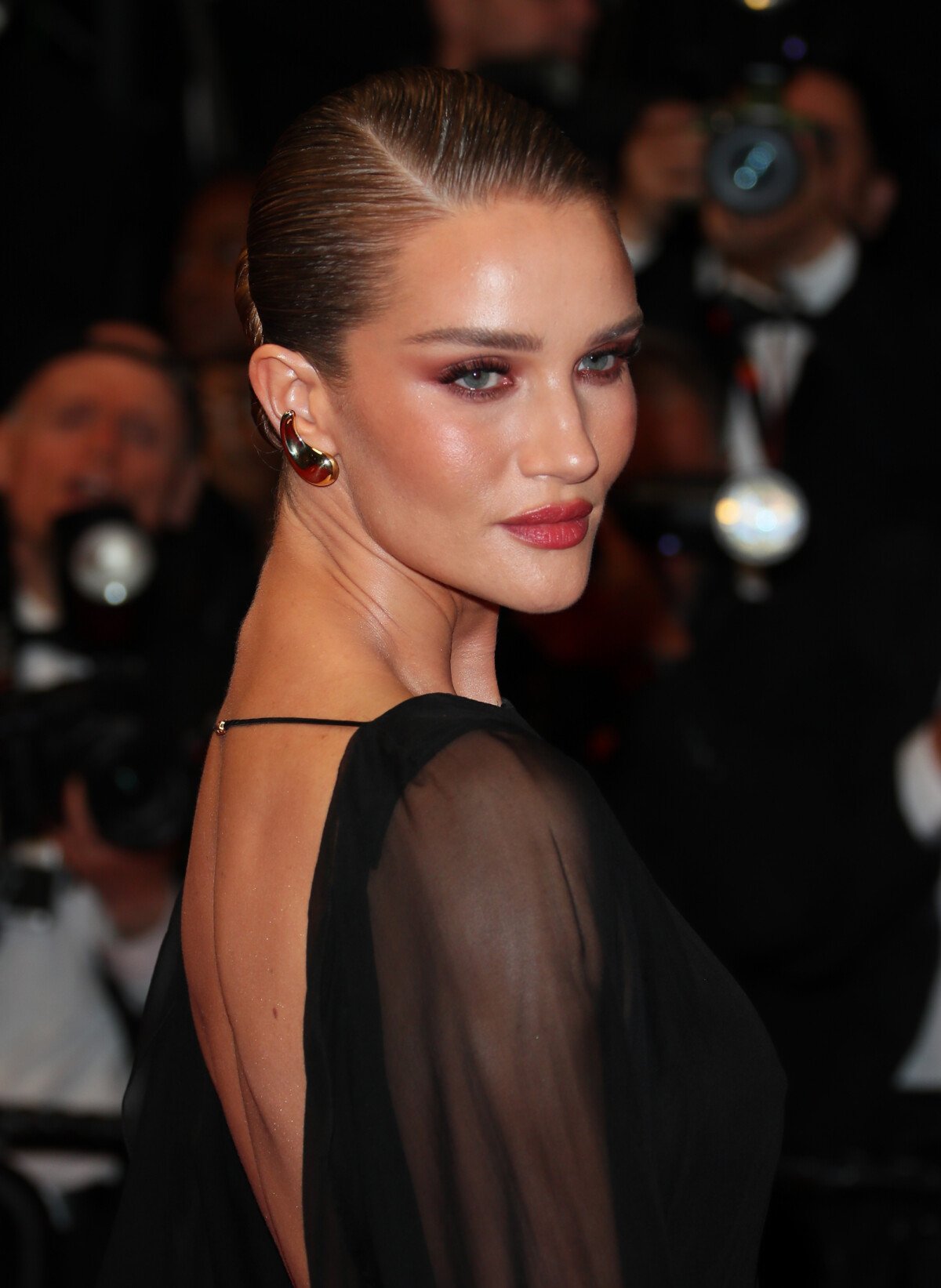 Foto: Rosie Huntington-Whiteley surgiu elegante, com o cabelo em um coque  baixo no tapete vermelho do Festival de Cannes - Purepeople