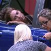 Tamires e Francieli conversam com Julia, que disputa 14ª vaga do reality show com Aline