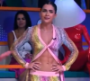 Jade Picon abre a roupa, põe mão na cintura e força abdômen na TV