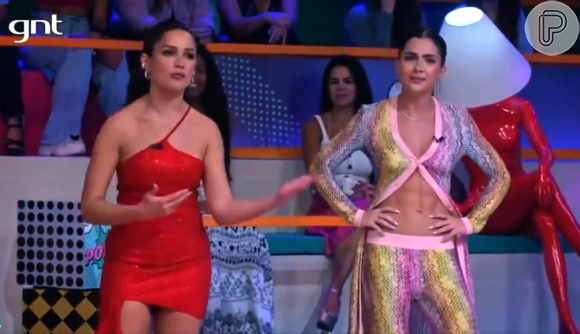 Jade Picon abre a roupa, põe mão na cintura e força abdômen na TV