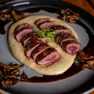 Sal Gastronomia, de Henrique Fogaça, tem pratos bem elaborados e deliciosos como o lombo de cordeiro com purê de dois queijos